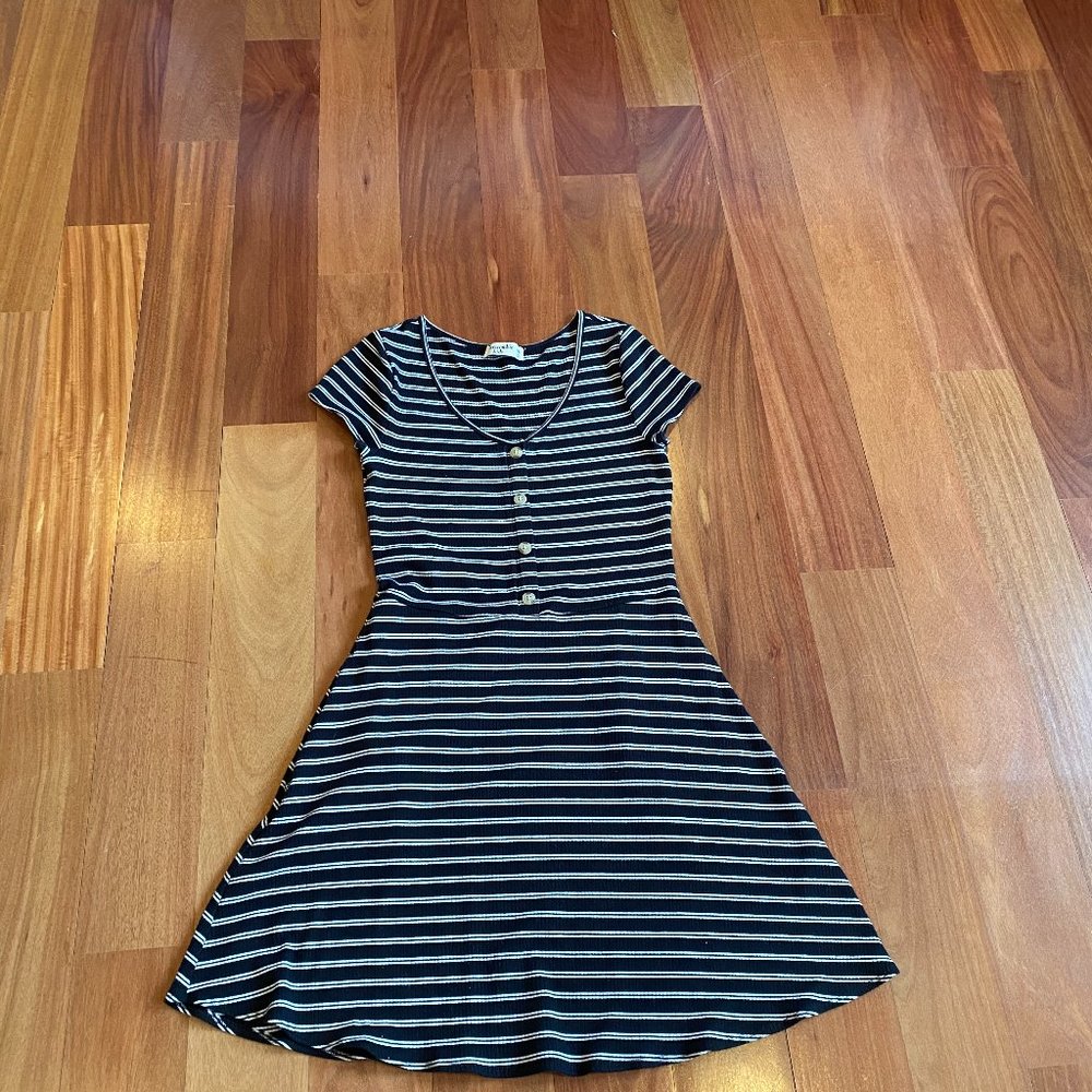 striped flowy short-sleeved dress
